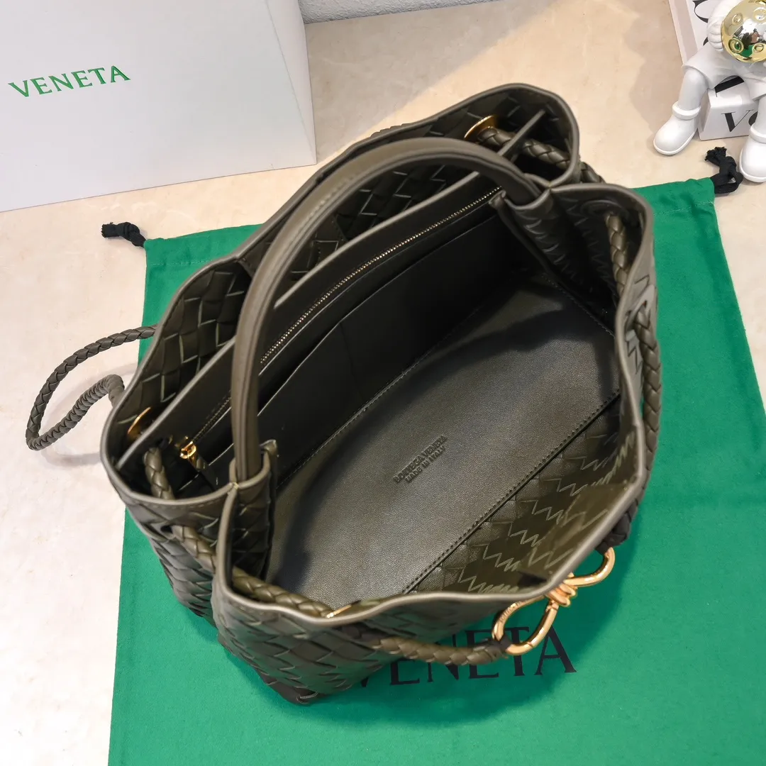 The 2023 new Andiamo batch of 2260 BV has been shipped‼ ️Really popular🔥The new Andiamo woven handbag launched by Bottega Veneta this season is really popular all over the world! ! Celebrities at home and abroad have worn it, and Oscar-winning actress Michelle Yeoh has taken it out on the street. Song Jia, Trai Yara, Yu Feihong, Sanji Ayaka, Rosie Hunting-Whiteley, Yoshioka Riho, etc. have all picked up this bag. It is classic and versatile, showing off its temperament, and the bag capacity is also large, which is very convenient for daily commuting! ! A variety of carrying methods, the shoulder straps can be adjusted by yourself, the original lambskin feels soft and delicate, and the unisex style breaks gender boundaries and brings a more practical and longer-lasting use experience. Andiamo, which has both elegant and casual styles, perfectly interprets the true appearance of "fashionable old money style". Style number: 8463 Size: 32*24*12